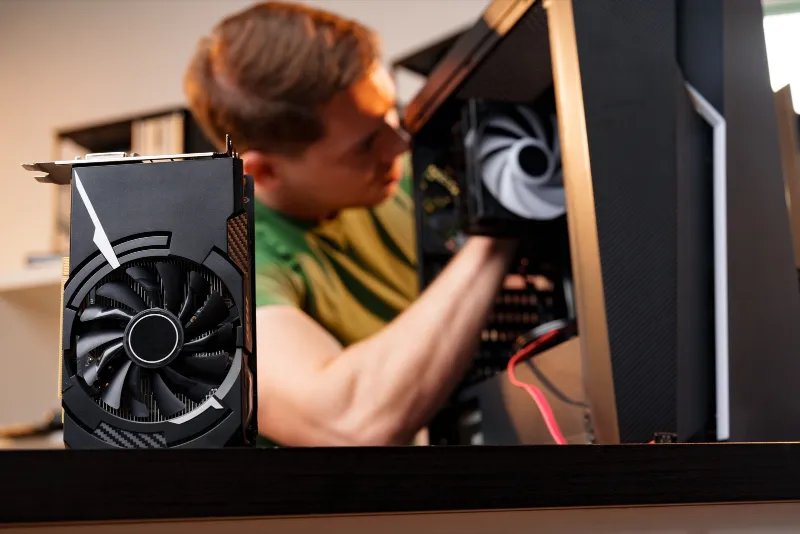 Técnico instalando una tarjeta gráfica en un gabinete mid-tower moderno