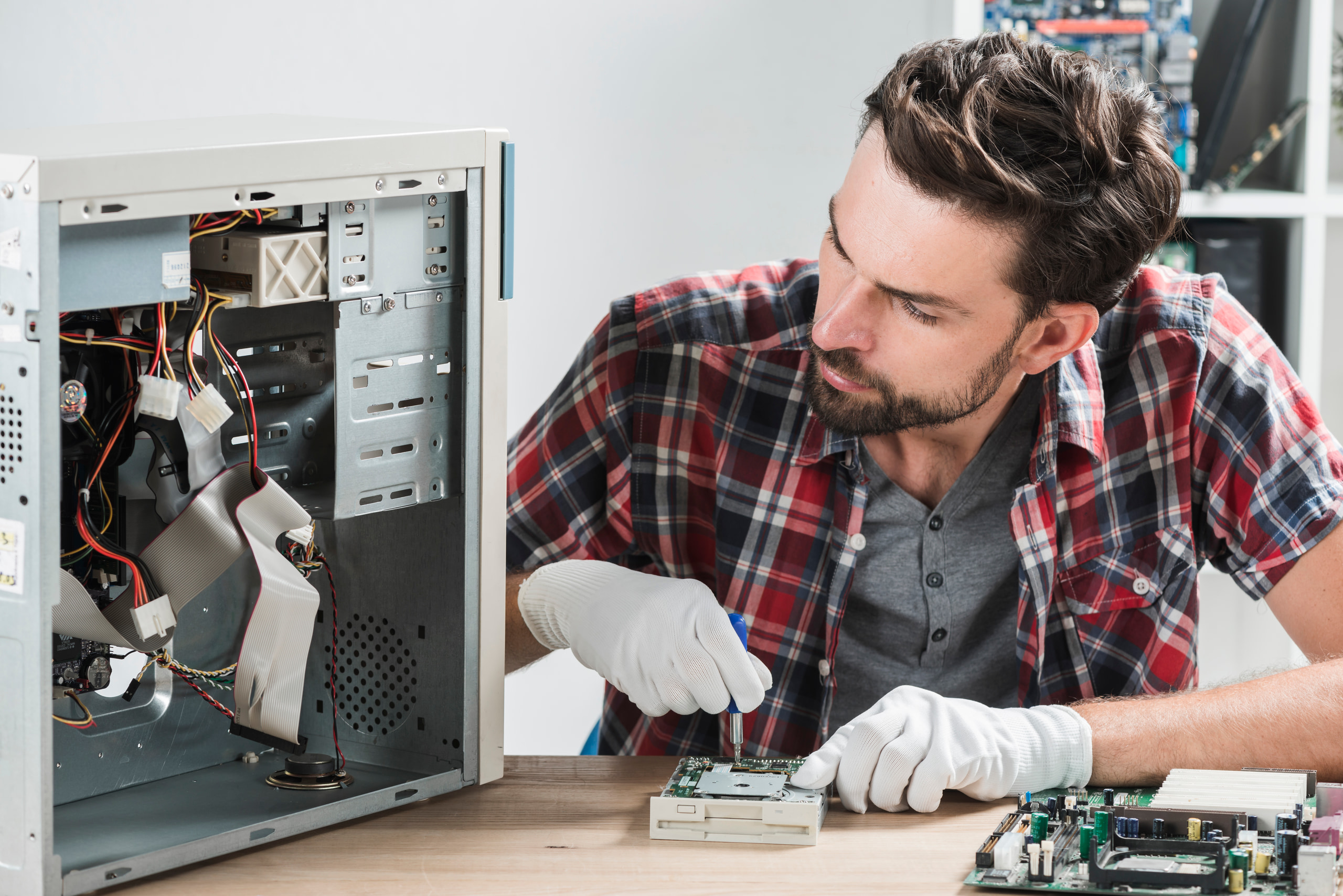 Workshop detail: PC chassis opened for a hands-on service and clean install